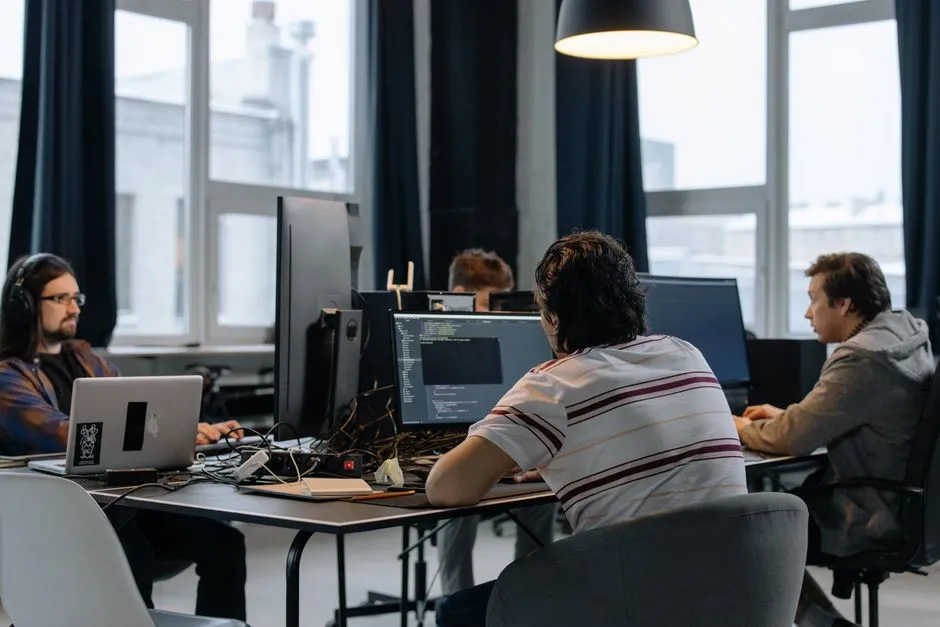 El equipo de JC Codeworks trabajando en el desarrollo de un proyecto